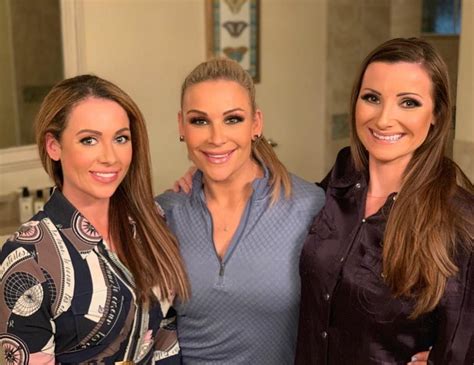 Natalya & Sister Jenni Neidhart Show Off With Insanely。